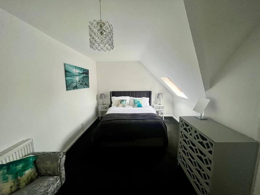 Bs - Luxury Top Floor 4 Bed Apartment With Garage In Town Centre - No Lift ستارتفورد أبون آفون المظهر الخارجي الصورة